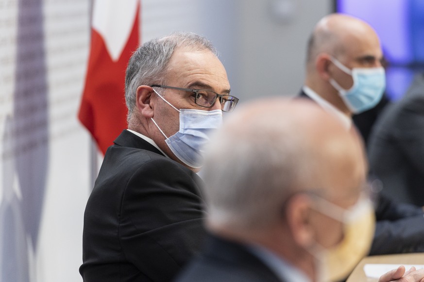 Bundesratspraesident Guy Parmelin, links, Bundesrat Ueli Maurer, Mitte, und Bundesrat Alain Berset, erlaeutern im Anschluss an die Bundesratssitzung die neusten Massnahmen zur Bewaeltigung der Krise u ...