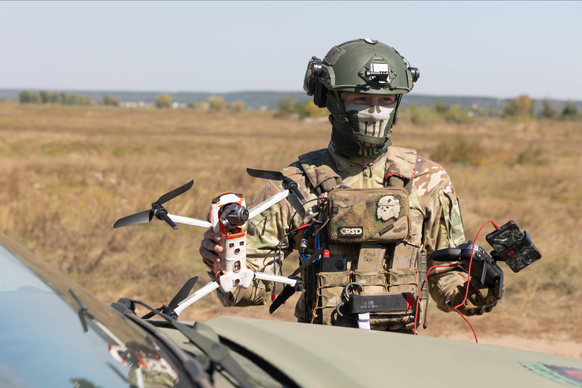 Ein ukrainischer Kampfsanitäter macht seine Drohne für den Einsatz bereit. Er nutzt sie, um nach Verwundeten zu suchen.