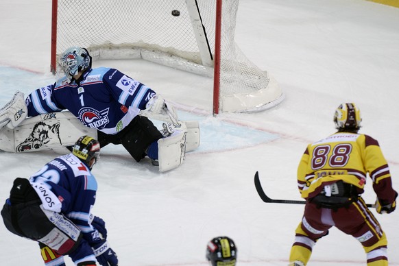 Romy, der alte Fuchs, bezwingt Lakers-Goalie Wolf zur 1:0-Führung für Servette.