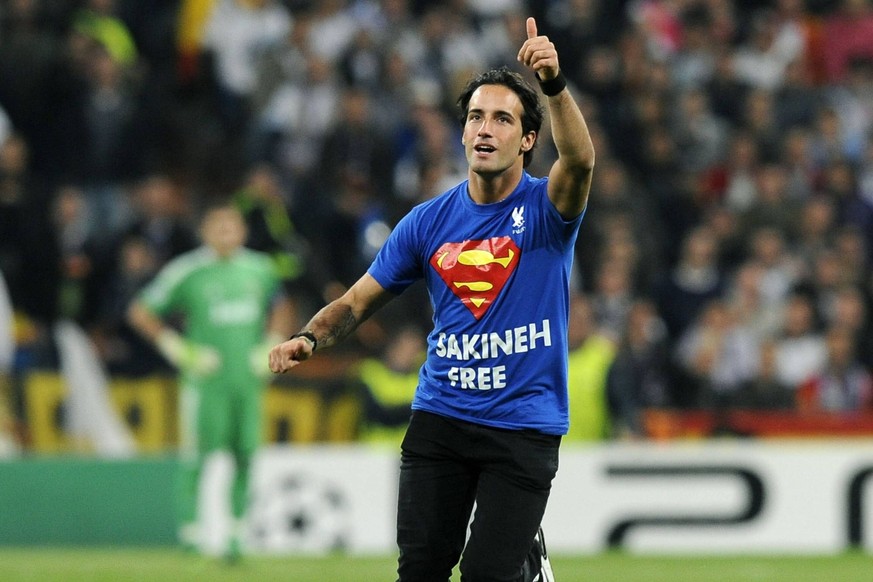Appearance at the 2010 Club World Cup: Ferri protests the stoning of an Iranian woman.