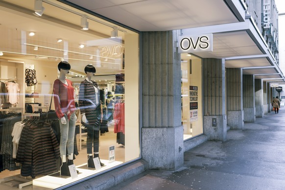 ARCHIVBILD --- ZU DROHENDEN MASSENENTLASSUNGEN BEI DER KLEIDERKETTE OVS IN DER SCHWEIZ STELLEN WIR IHNEN FOLGENDES BILDMATERIAL ZUR VERFUEGUNG --- View into the shop window of the OVS flagship store a ...