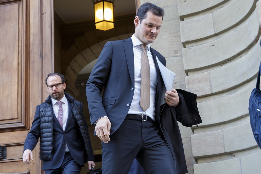 Le conseiller d&#039;Etat Pierre Maudet, droite, suivit de son avocat Laurent Fischer, gauche, quitte le palais de justice apres l&#039;audience devant le Tribunal civil de premiere instance, ce mardi ...