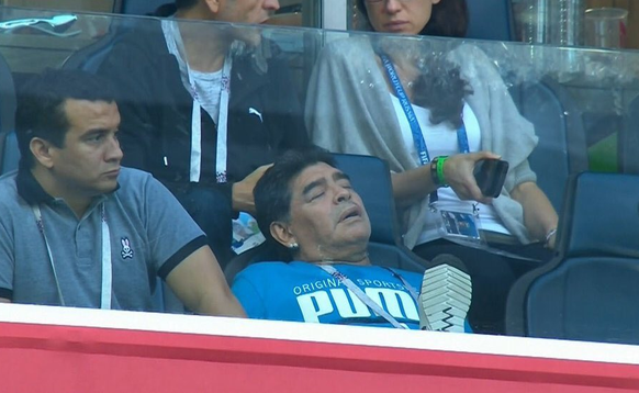 Maradona ist nach den ersten Minuten etwas erschöpft.