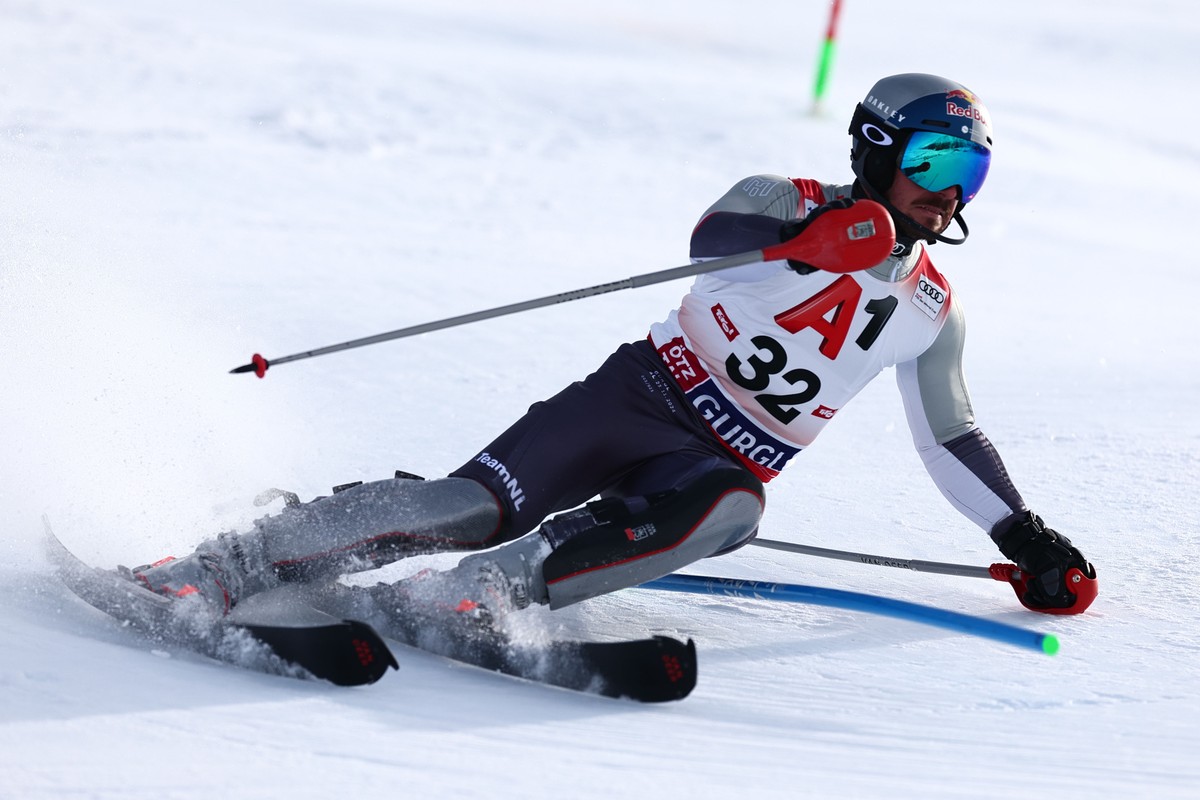 epa11737947 Marcel Hirscher of Netherlands in action during the first run of the Men's Slalom race of the FIS Alpine Skiing World Cup in Gurgl, Austria, 24 November 2024. EPA/ANNA SZILAGYI