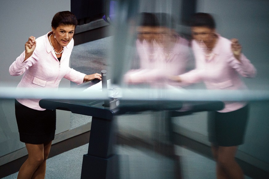 epa10169280 Left party (Die Linke) member of Parliament Sahra Wagenknecht gestures as she speaks during a session of the German Parliament Bundestag in Berlin, Germany, 08 September 2022. EPA/CLEMENS  ...