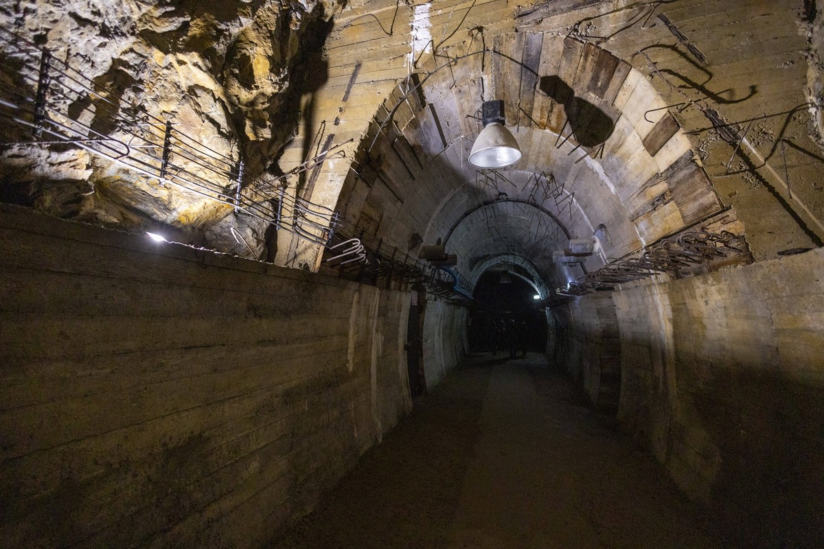 Schlesien Ein Stollen unter dem Schloss Fuerstenstein Zamek KsiÄÖÅ¼. Das Schloss in WaÅbrzych Waldenburg ist das groesste Schloss Schlesiens. Das ewa 2 Kilometer lange Stollensystem gehoert zum Projek ...