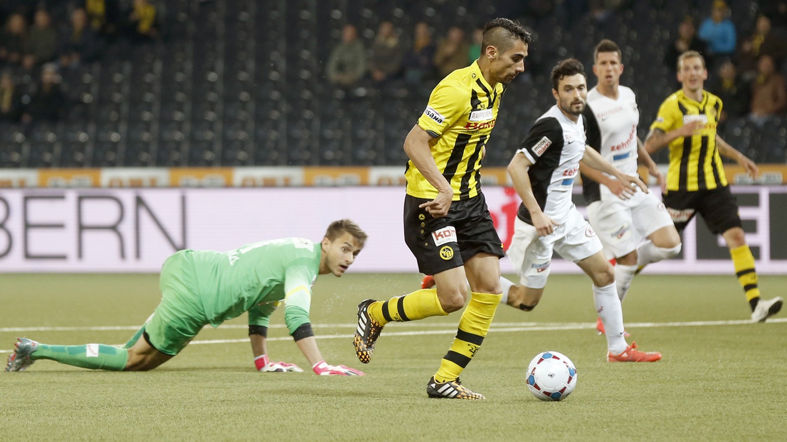 Berns Gonzalo Zarate, vorne, vergibt eine Chance im Fussball Super League Spiel zwischen dem BSC Young Boys Bern und dem FC Aarau, am Mittwoch, 29. April 2015, im Stade de Suisse Wankdorf in Bern. (KE ...