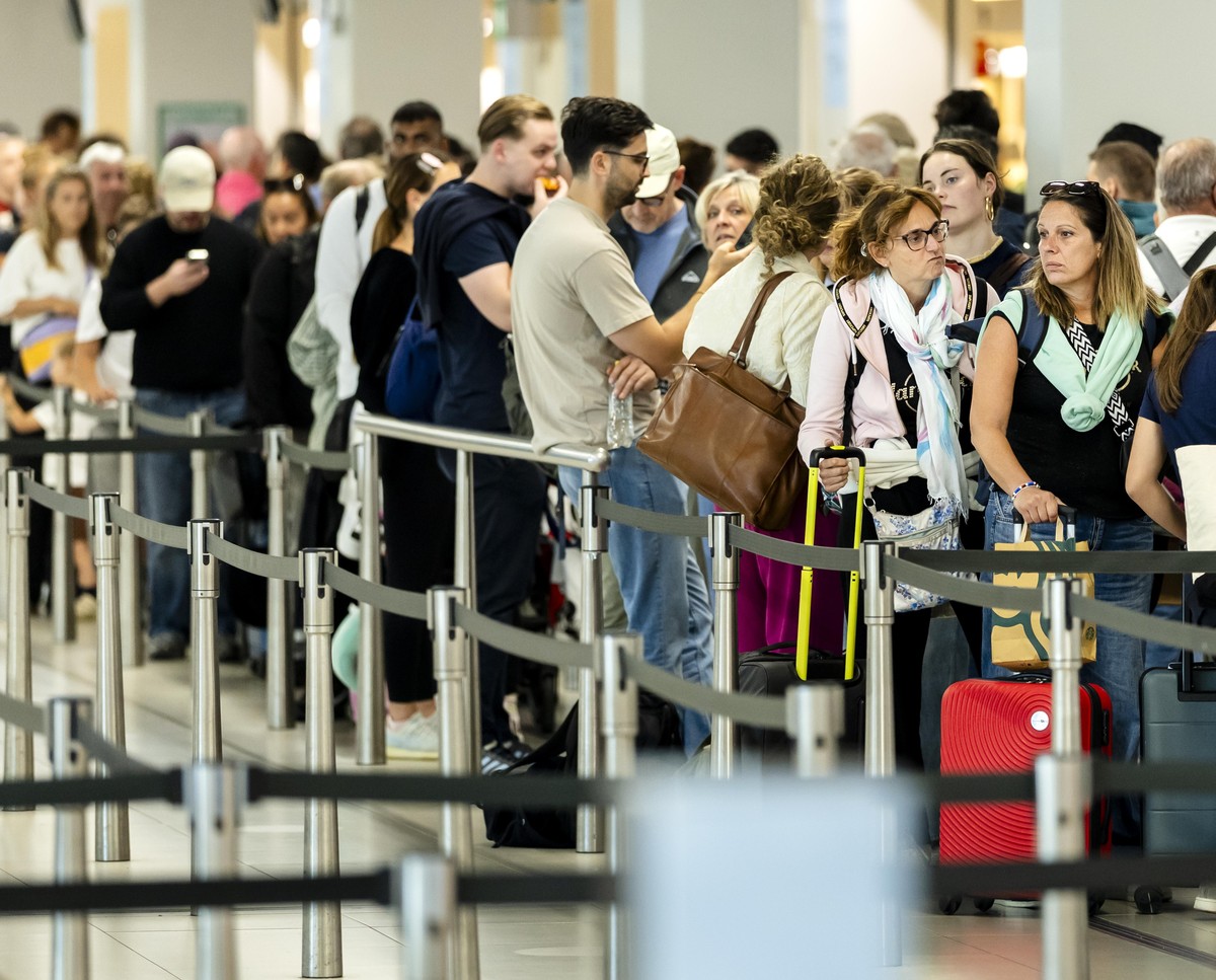 epa13190517 Travelers wait in long queues at Schiphol Airport near Amsterdam, the Netherlands, 25 August 2026, due to work stoppages by security guards. Security guards at Schiphol are staging work st ...