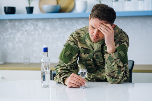 Viele traumatisierte Soldaten greifen zum Glas (Symbolbild)