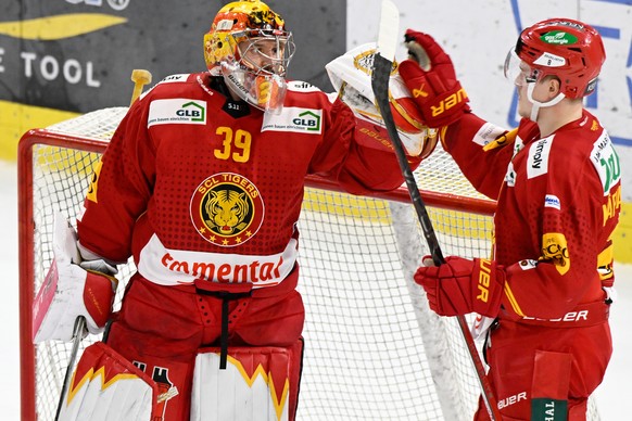Tigers Goalie Luca Boltshauser, links, und Saku Maeenalanen, jubeln nach dem Eishockey-Qualifikationsspiel der National League zwischen den SCL Tigers und dem Genf-Servette HC, am Freitag, 26. Januar  ...