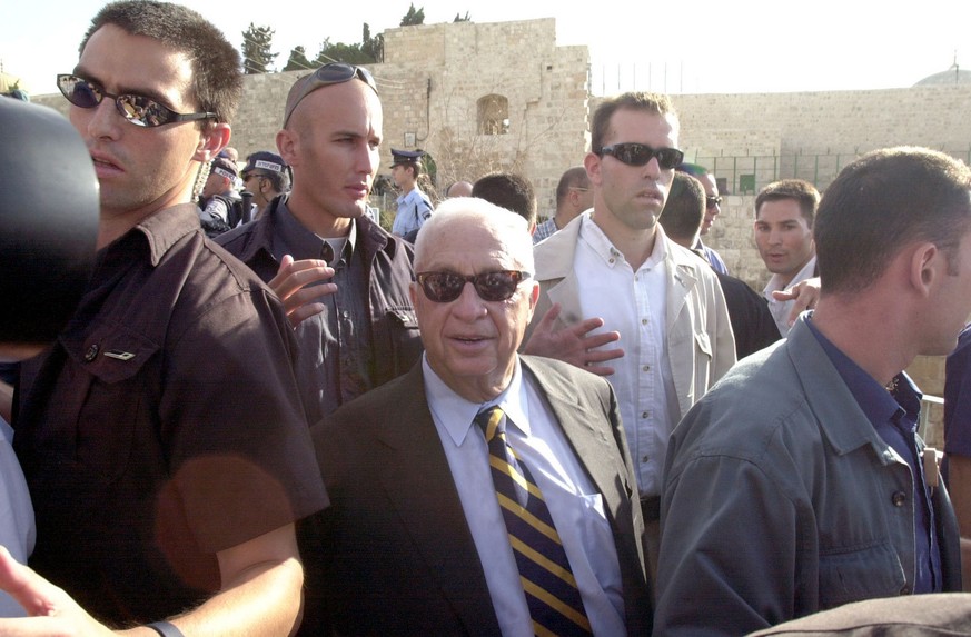 Vorwand für 2. Intifada: Ariel Scharon (M.) am 28. September 2000 nach seinem Besuch auf dem Tempelberg.&nbsp;