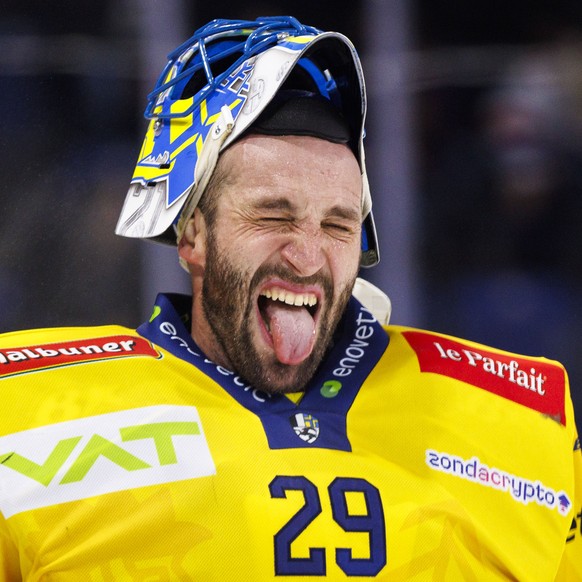 HC Davos Torhueter Sandro Aeschlimann reagiert waehrend dem Qualifikationsspiel der Eishockey-Meisterschaft der National League zwischen den Teams EHC Kloten und HC Davos am Samstag, 11. Oktober 2025, ...