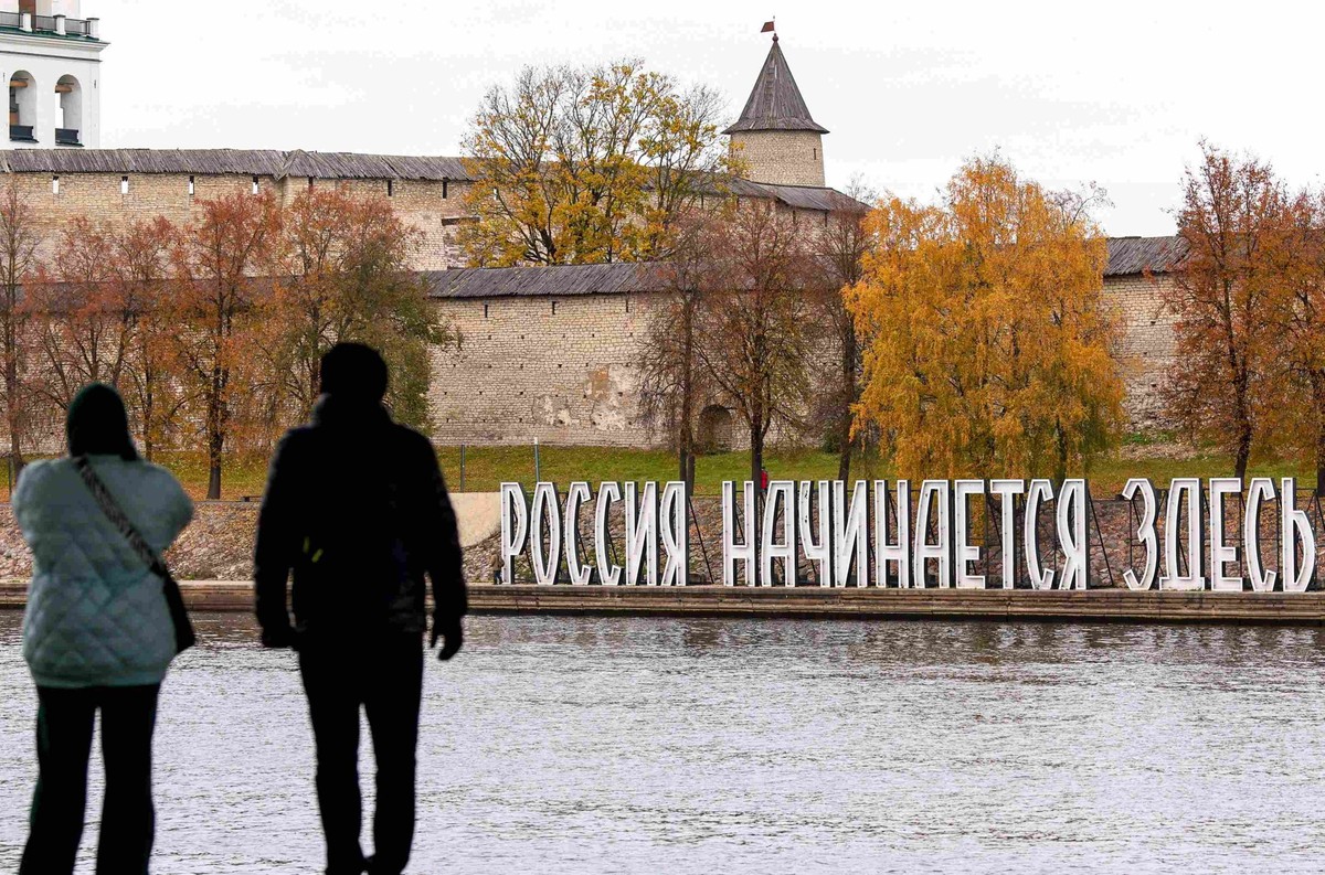 L'inscription «La Russie commence ici», au bord du canal de la ville de Pskov.