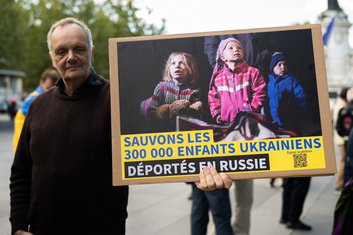 France, Paris - 2022-09-17. Manifetation in Paris in support of the Ukrainian resistance to the Russian army invasion. Demonstrator holding a placard reading Save the 300,000 Ukrainian children deport ...