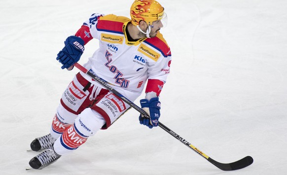 Der Klotener Denis Hollenstein beim Eishockey-Meisterschaftsspiel der National League A zwischen dem EV Zug und den Kloten Flyers, am Freitag, 7. Oktober 2016, in der Bossard Arena in Zug. (PPR/Urs Fl ...