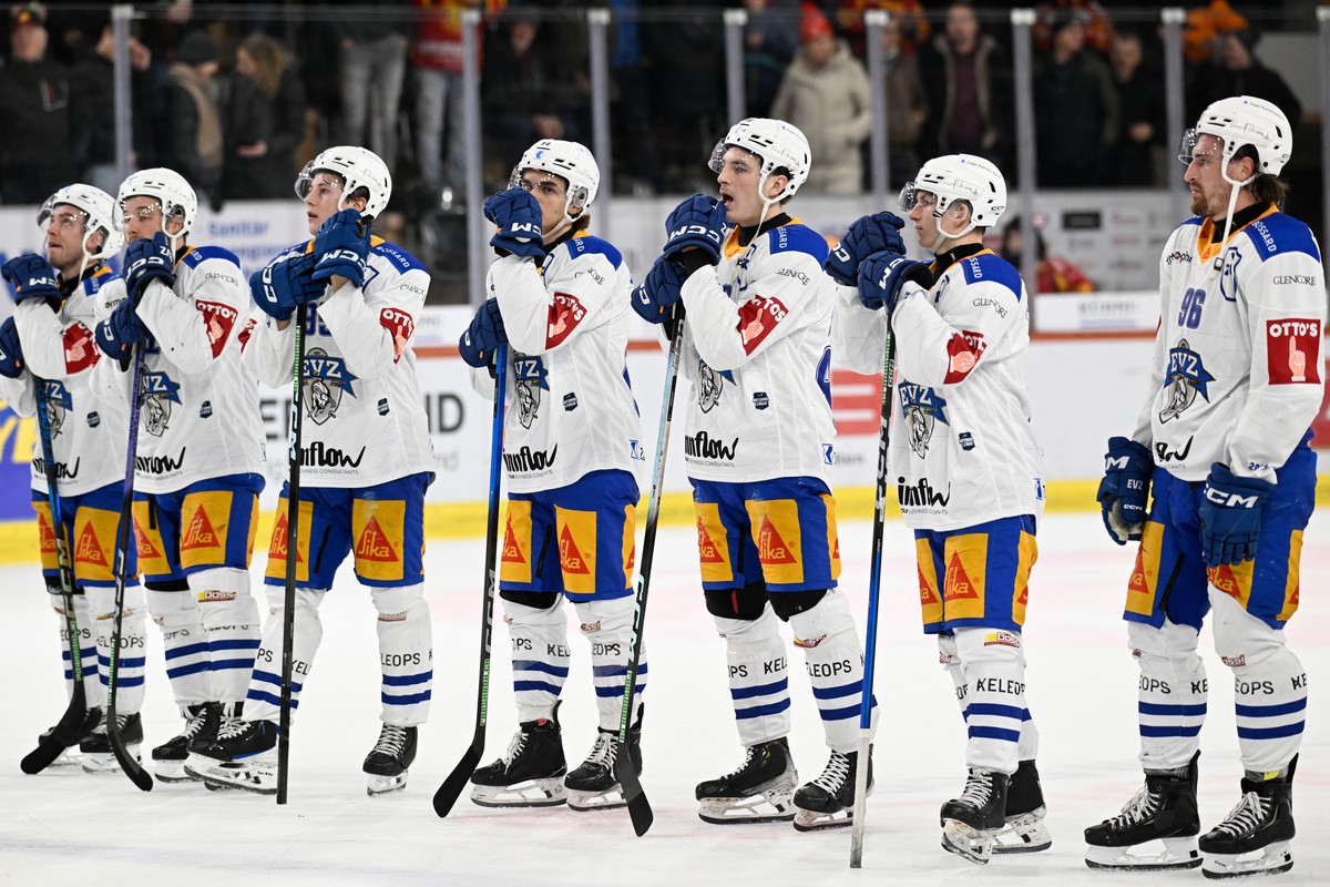 Zugs Spiler geschlagen nach dem Eishockey-Qualifikationsspiel der National League, zwischen den SCL Tigers und dem EV Zug, am Freitag, 5. Dezember 2025, in der Emmental Versicherung Arena in Langnau.( ...