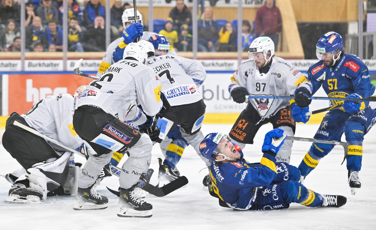 Filip Zadina (HCD) liegt auf dem Eis im dritten Eishockey Playoff Finalspiel der National League zwischen HC Davos (HCD) und HC Fribourg-Gotteron (HCFG), am Mittwoch, 22. April 2026, in der zondacrypt ...