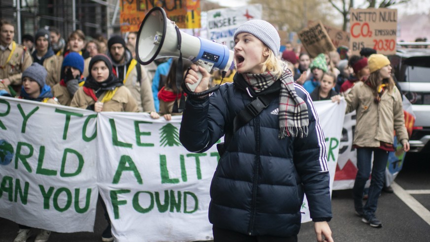 Menschen demonstrieren am schweizweiten Klimastreik gegen die Klimapolitik und fuer einen sicheren Klimaschutz am Samstag, 2. Februar 2019 in Zuerich. (KEYSTONE/Ennio Leanza)