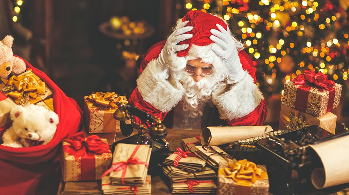 Weihnachtsmann, nachdenklich, gestresst (Symbolbild)