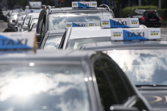 Taxifahrer demonstrieren ihre Abneigung gegen das amerikanische Transportunternehmen Uber, am Dienstag, 17. Mai 2016, in Zuerich. Der Fahrdienst-Anbieter Uber muesse in der Schweiz verboten werden, so ...