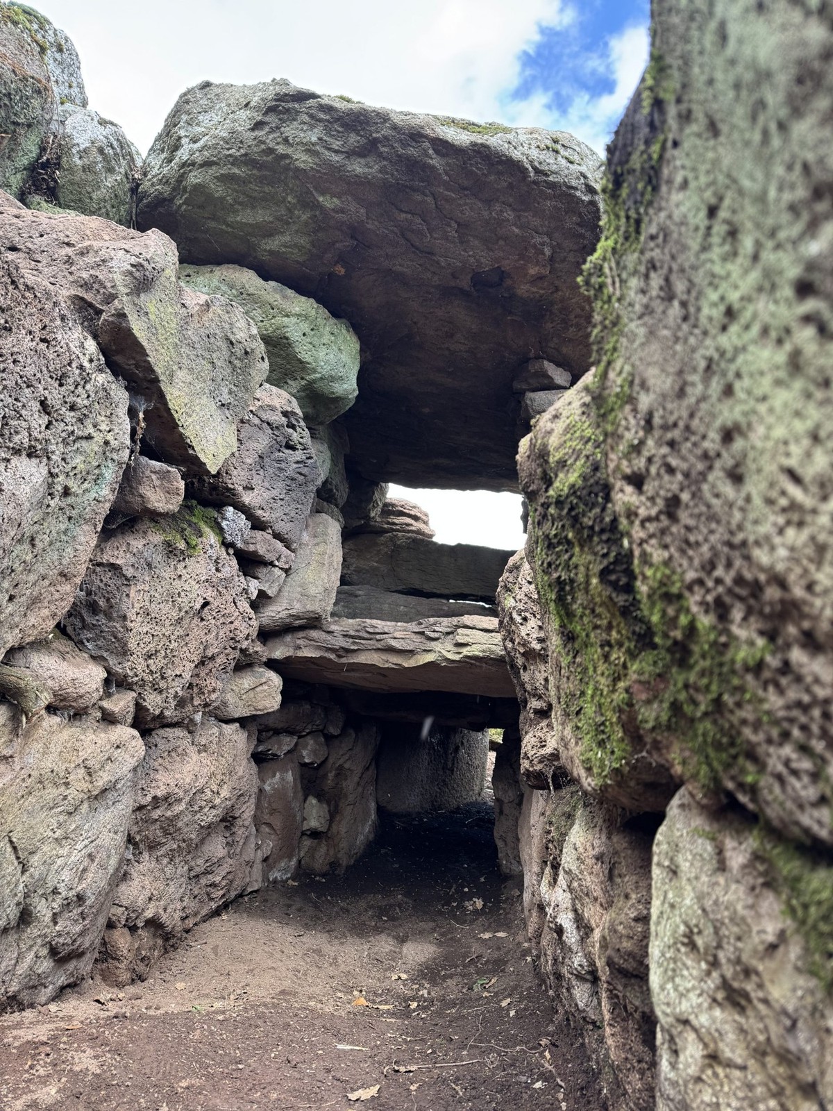 https://sabapca.cultura.gov.it/notizie-ed-eventi/news/bortigali-scoperta-una-tomba-dei-giganti-nellarea-archeologica-di-carrarzu-iddia/
Sardinien , Carrarzu Iddia bei Bortigali , Grab der Riesen
