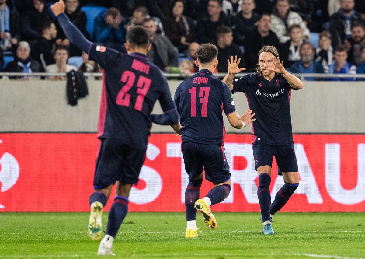 epa10241635 Basel's Andi Zeqiri (C) celebrates with teammate Michael Lang (R) after scoring the 3-3 equalizer during the UEFA Europa Conference League group H soccer match between FC Basel and Sl ...