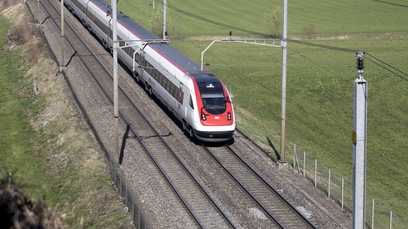 ZUM THEMA FERNVERKEHRSMONOPOL DER SBB UND DIE KONKURRENZ DER BLS AM DONNERSTAG, 19. APRIL 2018, STELLEN WIR IHNEN FOLGENDES BILDMATERIAL ZUR VERFUEGUNG --- A RABDe 500 Intercity passenger train by the ...