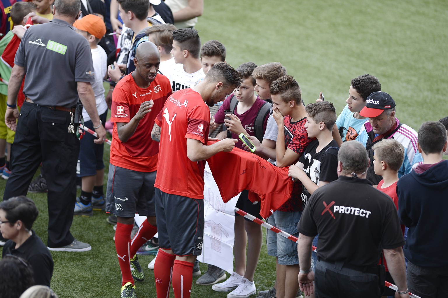 Die Autogramme der Nati-Stars sind beim Training in Thun überaus beliebt.