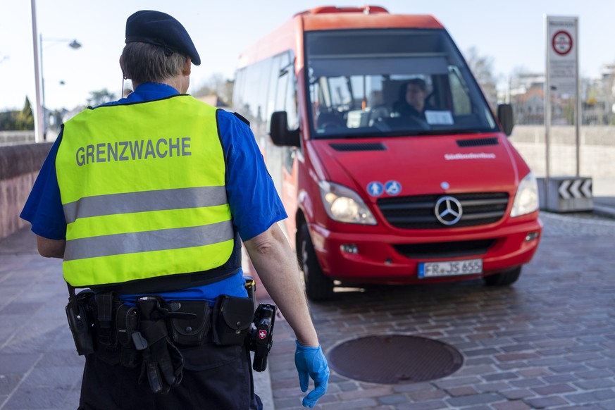 Ein Schweizer Grenzwaechter kontrolliert einen Bus am Grenzuebergang in Rheinfelden, am Mittwoch, 18. Maerz 2020. Der Bundesrat hatte am Montag den nationalen Notstand erklaert. (KEYSTONE/Georgios Kef ...