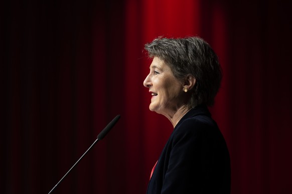 Alt-Bundesraetin Simonetta Sommaruga spricht beim Parteitag der SP, am Samstag, 25. Februar 2023, in Fribourg. (KEYSTONE/Peter Klaunzer)