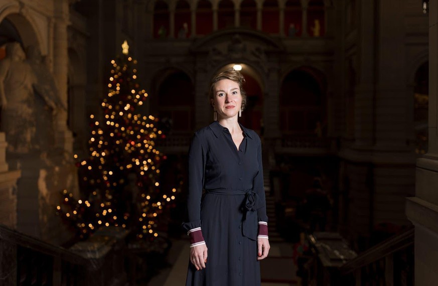 Die neue Nationalratspräsidentin Irène Kälin in der Kuppelhalle des Bundeshauses.