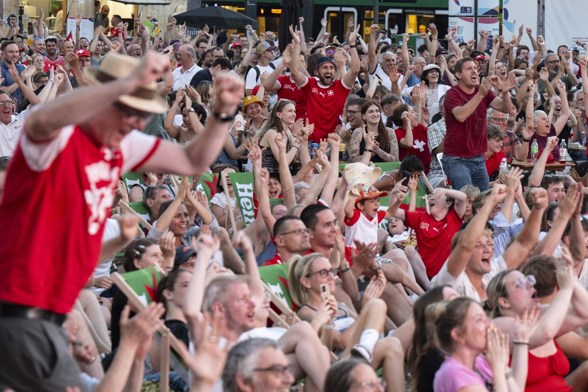 KEYPIX - Personen bejubeln das 1-0 beim Publicviewing beim Womens Euro 2025 Spiel zwischen der Schweiz und Norwegen, am Mittwoch, 2. Juli 2025, auf dem Barfuesserplatz in Basel. (KEYSTONE/Peter Schnei ...