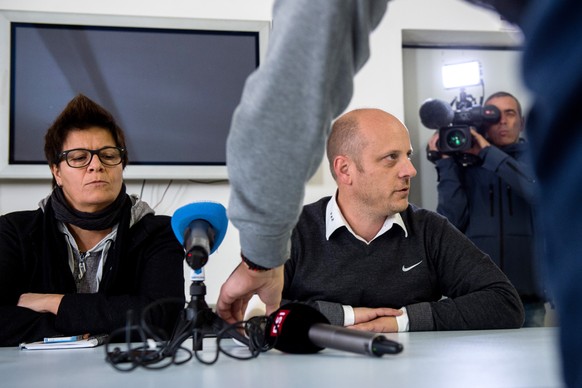 Das Wohl des Klubs geht über die Sympathie: Vicky Mantegazza (l.) informiert mit Sportchef Roland Habisreutinger (r.)&nbsp;über die Entlassung ihres Lieblingstrainers Patrick Fischer im Oktober 2015.& ...