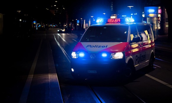 Ein Streifenwagen der Stadtpolizei Zürich im Einsatz an der Zürcher Bahnhofstrasse.