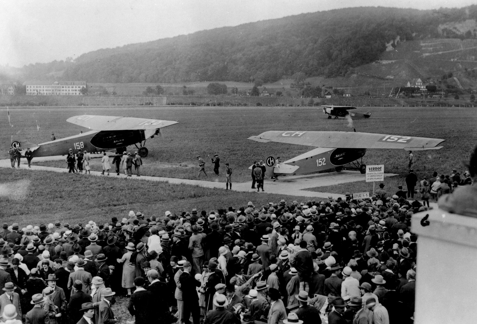 Faszination Fliegen ca. 1928: Eine&nbsp;CH-152 Fokker F-III, eine CH-158 Fokker F-VIIa und eine CH-159 Fokker F-VIIa auf dem Flugplatz&nbsp;Basel-Birsfelden.