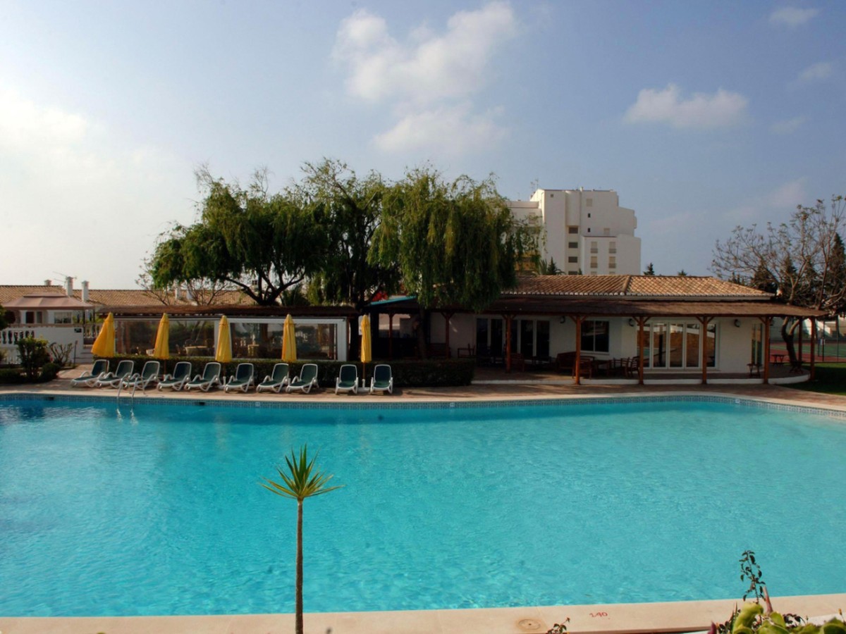 ARCHIV - Der Pool des "Ocean Clubs", in dem die britische Familie McCann 2007 Urlaub machte. Im Fall des vor gut 13 Jahren in Portugal verschwundenen britischen M�dchens Madeleine �Maddie� M ...
