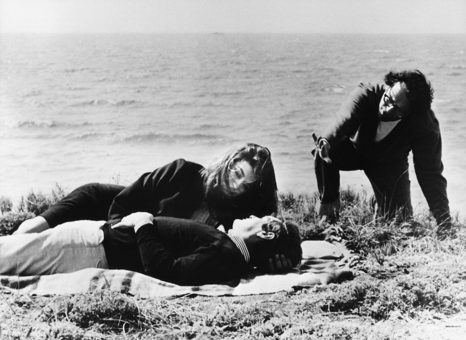 Der US-amerikanische Regisseur Sidney Lumet, rechts, instruiert 1969 bei den Dreharbeiten zum Film &quot;The Appointment&quot; seine Hauptdarsteller Omar Sharif und Anouk Aimee. (KEYSTONE/Str)