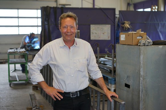 Metallbauer Paul Mayer in einer Werkhalle der Pamag in Marthalen (ZH).