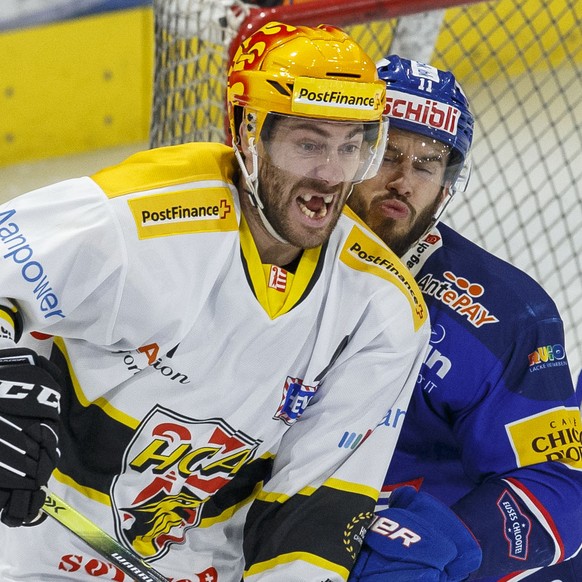 HC Ajoie PostFinance Top Scorer Philip-Michael Devos, links, gegen EHC Kloten Verteidiger Fabian Ganz waehrend dem fuenften Eishockey Playoff-Finalspiel der Swiss League zwischen dem EHC Kloten und de ...