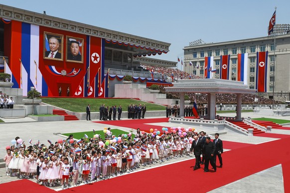 Russian President Vladimir Putin, left, and North Korea&#039;s leader Kim Jong Un, foreground right, attend the official welcome ceremony in the Kim Il Sung Square in Pyongyang, North Korea, on Wednes ...
