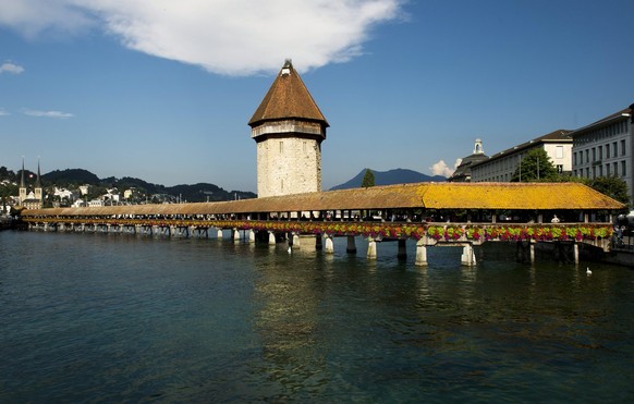 Die Kapellbruecke in Luzern, aufgenommen am Montag, 5. August 2013. (KEYSTONE/Sigi Tischler)