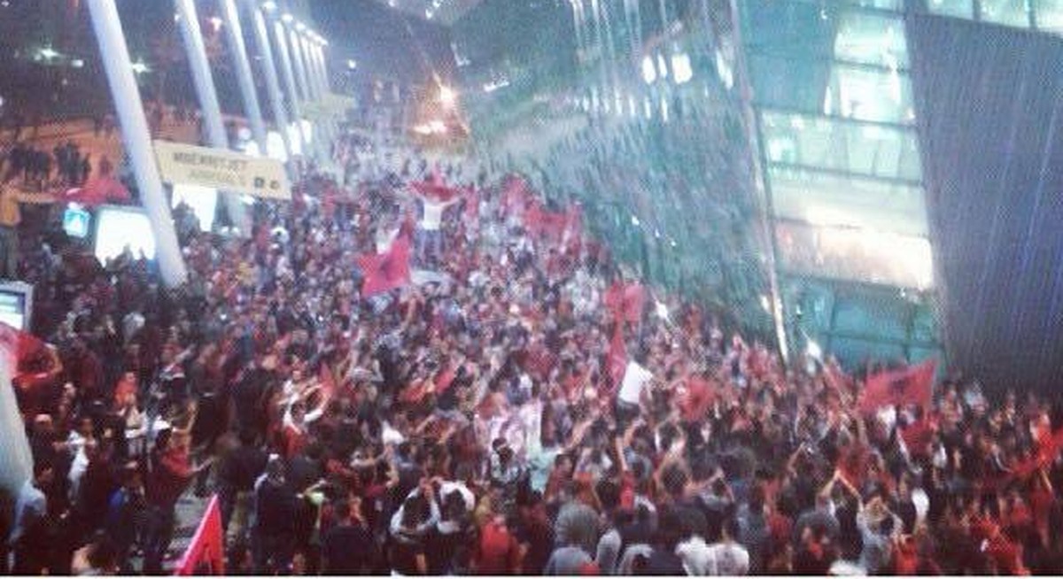 Der Empfang beim Flughafen von Tirana für die albanische Mannschaft.