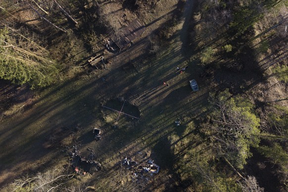 Polizisten der Kantonspolizei Zuerich untersuchen die Unfallstelle und den Krater einer Explosion beim Forschungs- und Testgebaeude Taetsch, am Mittwoch, 25. Februar 2026 in Illnau. Die Expolsionsursa ...