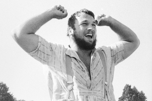 Ernst Schlaepfer jubelt am 24. August 1980 nach seinem Sieg im Schlussgang beim Eidgenoessischen Schwing- und Aelplerfest in St. Gallen. Schlaepfer ist neuer Schwingerkoenig. (KEYSTONE/Foschini)