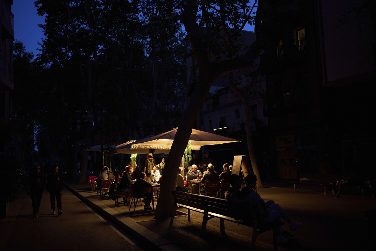 KEYPIX - Customers dine in a restaurant illuminated by a generator during a blackout in Barcelona, Spain, Monday, April 28, 2025. (AP Photo/Emilio Morenatti)