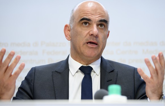 Bundesrat Alain Berset spricht an einer Medienkonferenz ueber die neusten Entscheide des Bundesrates zur Coronavirus-Pandemie, am Mittwoch, 13. Oktober 2021, im Medienzentrum Bundeshaus in Bern. (KEYS ...