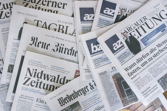 Zeitungen der AZ Medien und der NZZ Mediengruppe liegen auf einem Tisch, am Mittwoch, 1. November 2017, in Zuerich. Die Regionalmedien der NZZ-Gruppe sowie deren Online-Portale sollen in ein gemeinsam ...