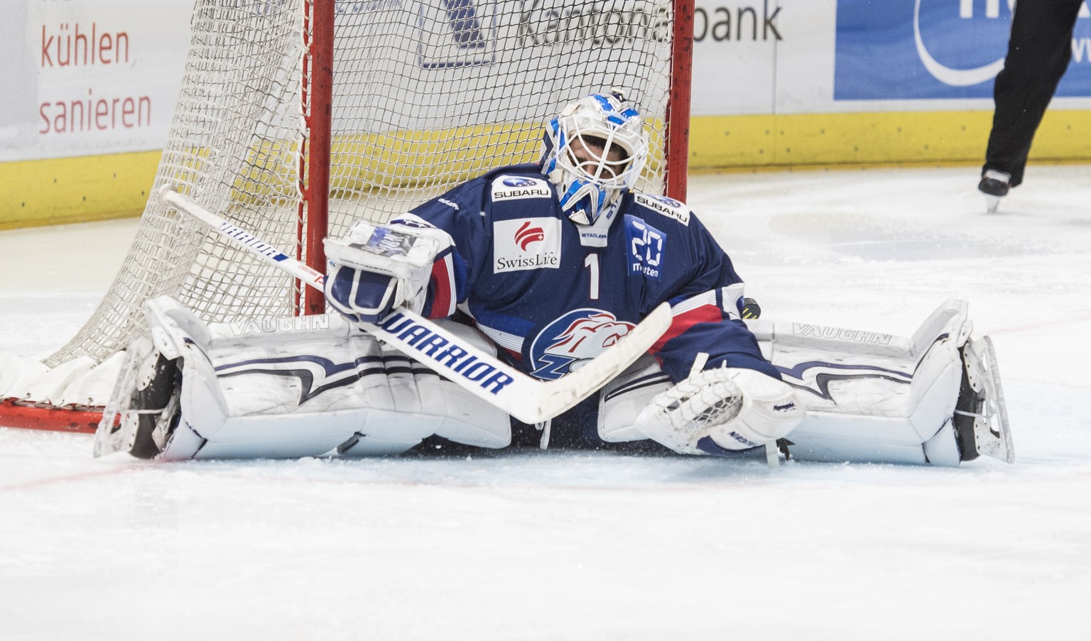 Der Zuercher Goalie Niklas Schlegel sitzt auf dem Eis waehrend dem Eishockey-Meisterschaftsspiel der National League zwischen den ZSC Lions und dem Geneve Servette HC, am Freitag, 22. Dezember 2017, i ...