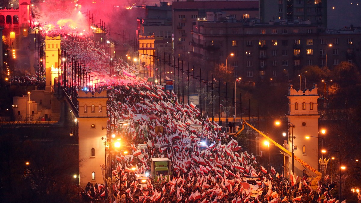 epa06322987 Polish nationalists walk through the Poniatowski Bridge as they take part in the March of Independence 2017 under the slogan 'We want God' as part of Polish Independence Day cele ...