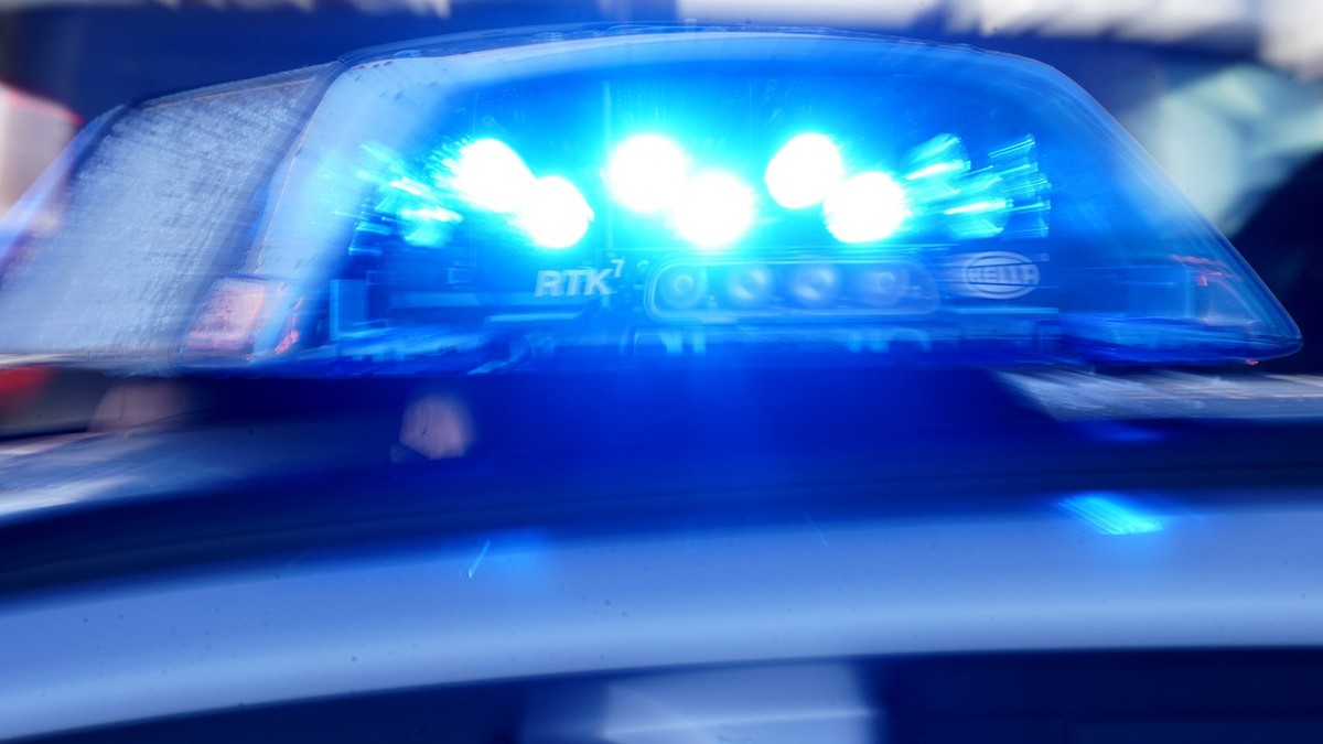 ARCHIV - 18.01.2024, Mecklenburg-Vorpommern, Schwerin: Das Blaulicht leuchtet auf einem Einsatzfahrzeug. (zu dpa: